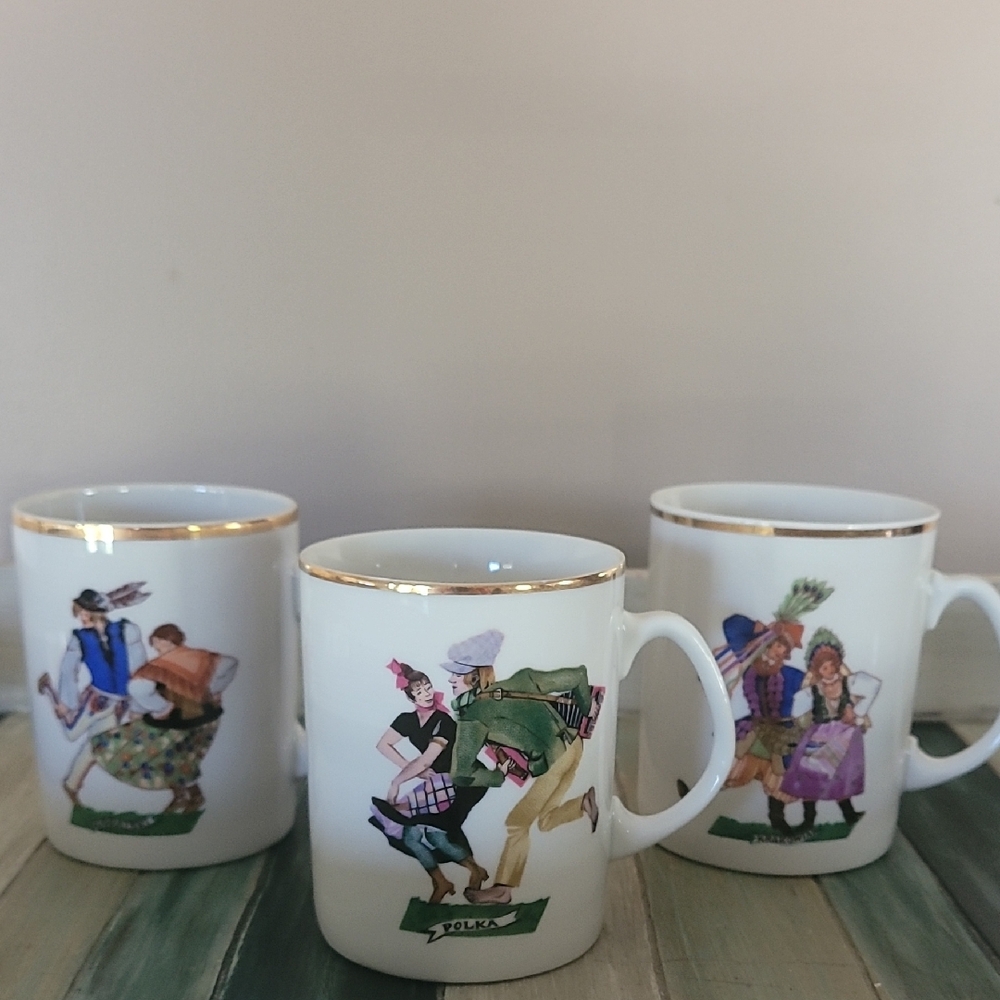 Elegant White Ceramic Mugs with Gold Trim